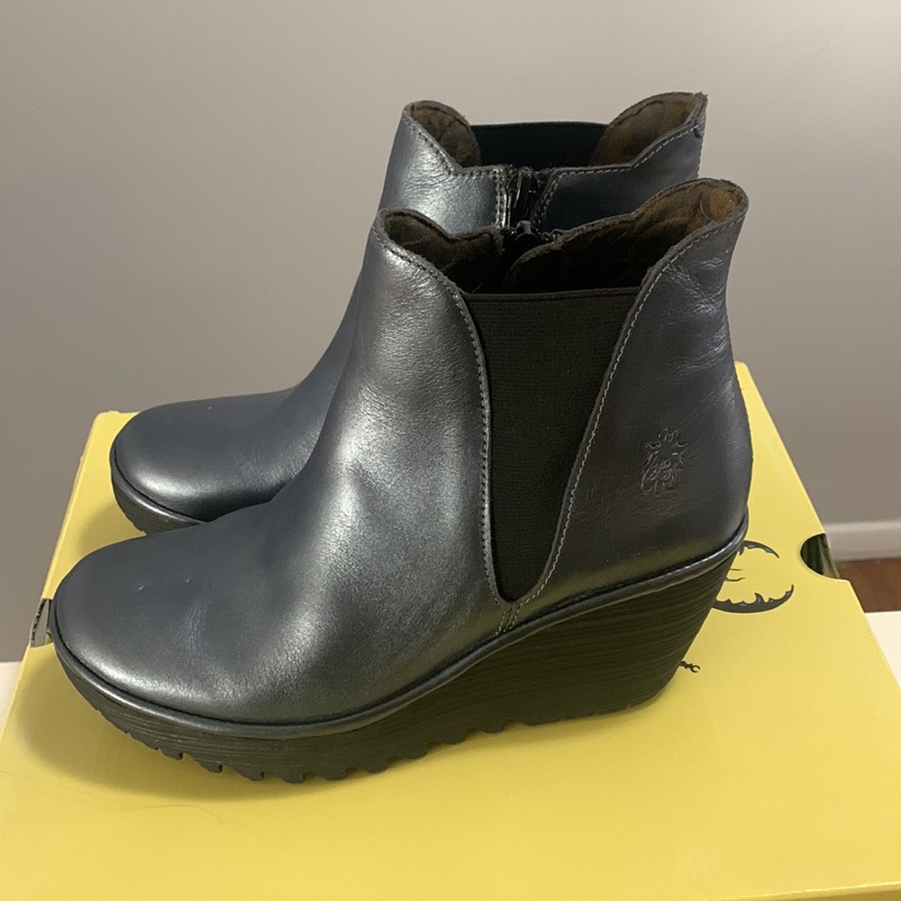 NWT/NIB FLY London yozo wedge boot 6.5-7US/ 37 EU color-graphite